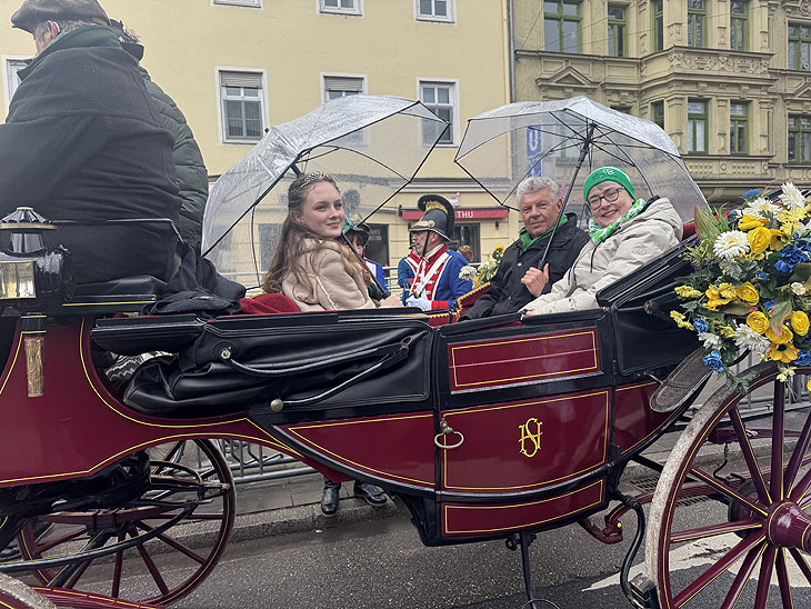 Münchens Oberbürgermeister Dieter Reiter neben der irischen Botschafterin in Deutschland, Maeve Collins auf dem St. Patricks Day Parade am 16.03.2025  (©Foto: Martin Schmitz)